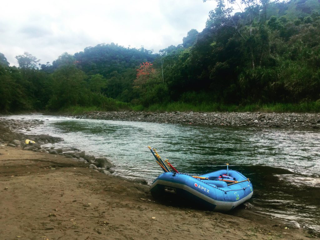 Плот с бурной водой на берегу реки Пакуаре в Коста-Рике