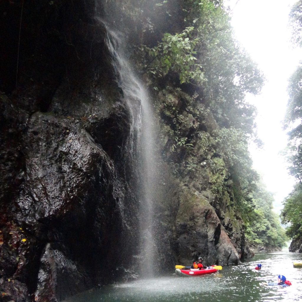 Каякер подъезжает к водопаду на реке Пакуаре в Коста-Рике.