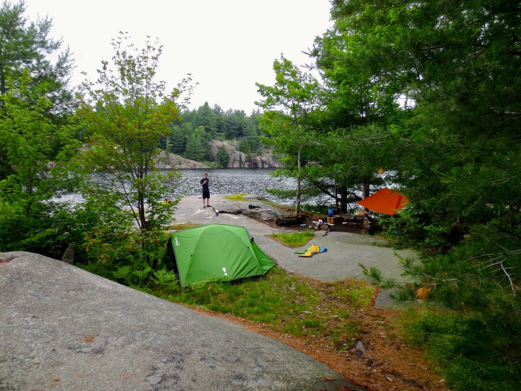 Палатки в кемпинге в провинциальном парке Килларни.