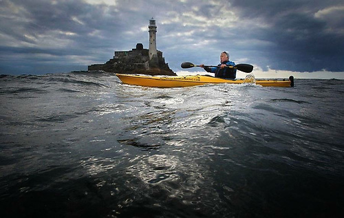 Каякер Джим Кеннеди в Fastnet Rock, он увлечен всем ирландским, особенно прибрежной и морской дикой природой.