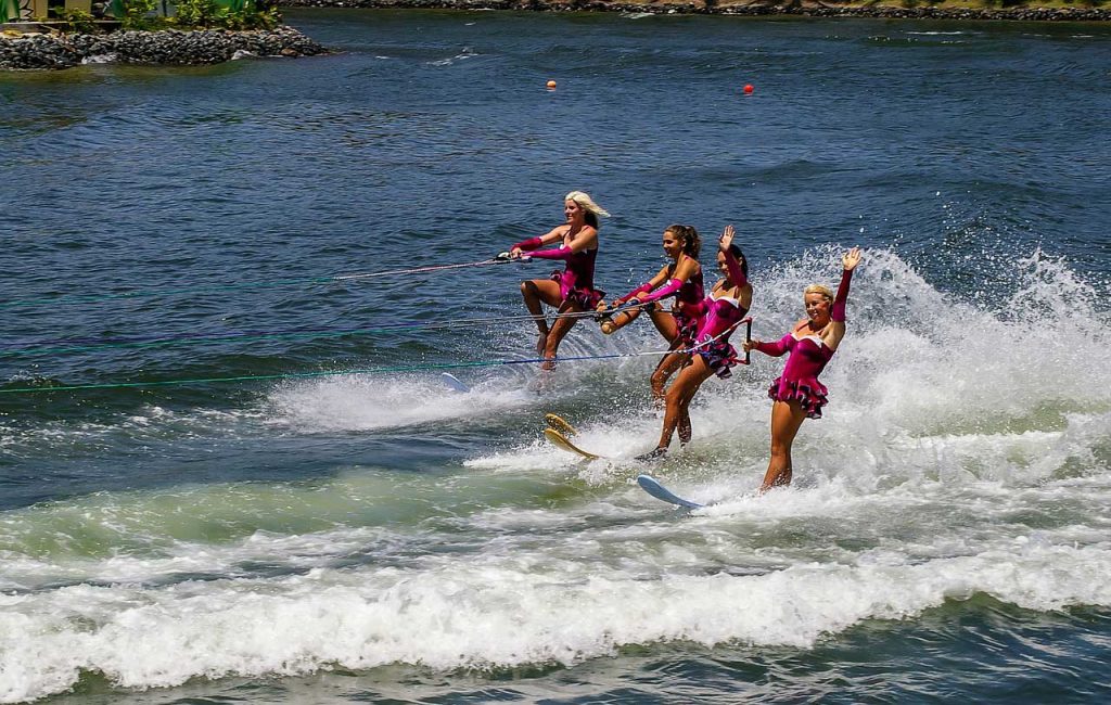 Water-skiing-girls
