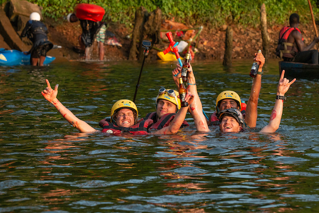 Время праздновать для всех участников фестиваля реки Нил 2020 в Уганде © Tommy Hatwell
