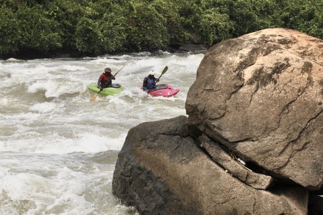 Гребцы мчатся по участку Итанда белого Нила в Уганде во время фестиваля реки Нил 2020.