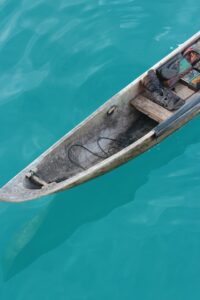   деревянная лодка-байдарка