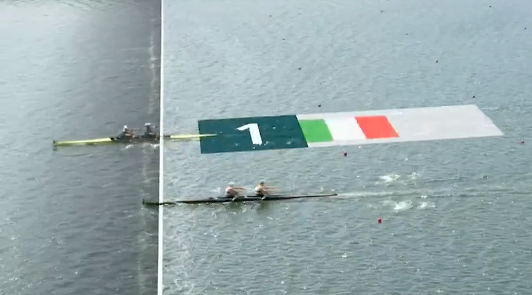 Это золото!  Скриншот с финиша показывает, что Ирландия является явным победителем в мужской двойке парной в Токио.