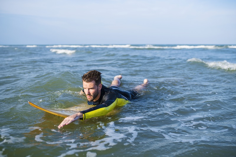 Surfer-Wearing-гидрокостюм-топ