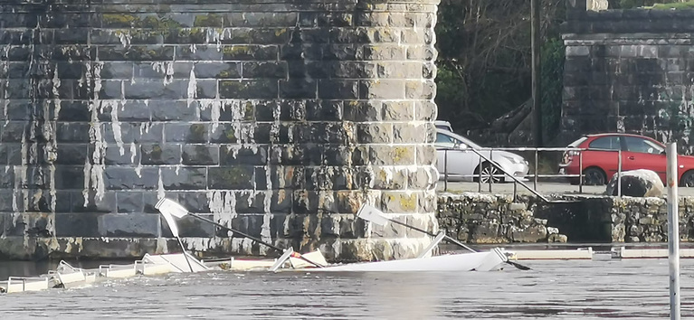 Береговой охране сообщили, что десять гребцов «возможно, попали в затруднительное положение у плотины». Фото: 
