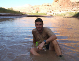 Рид купается в реке Грязный дьявол во время экспедиции NOLS 2010 года в Юте.