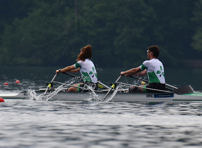 Кэти О'Брайен и Стивен Макгоуэн соревнуются в первый день чемпионата Европы по академической гребле на озере Блед в Словении.