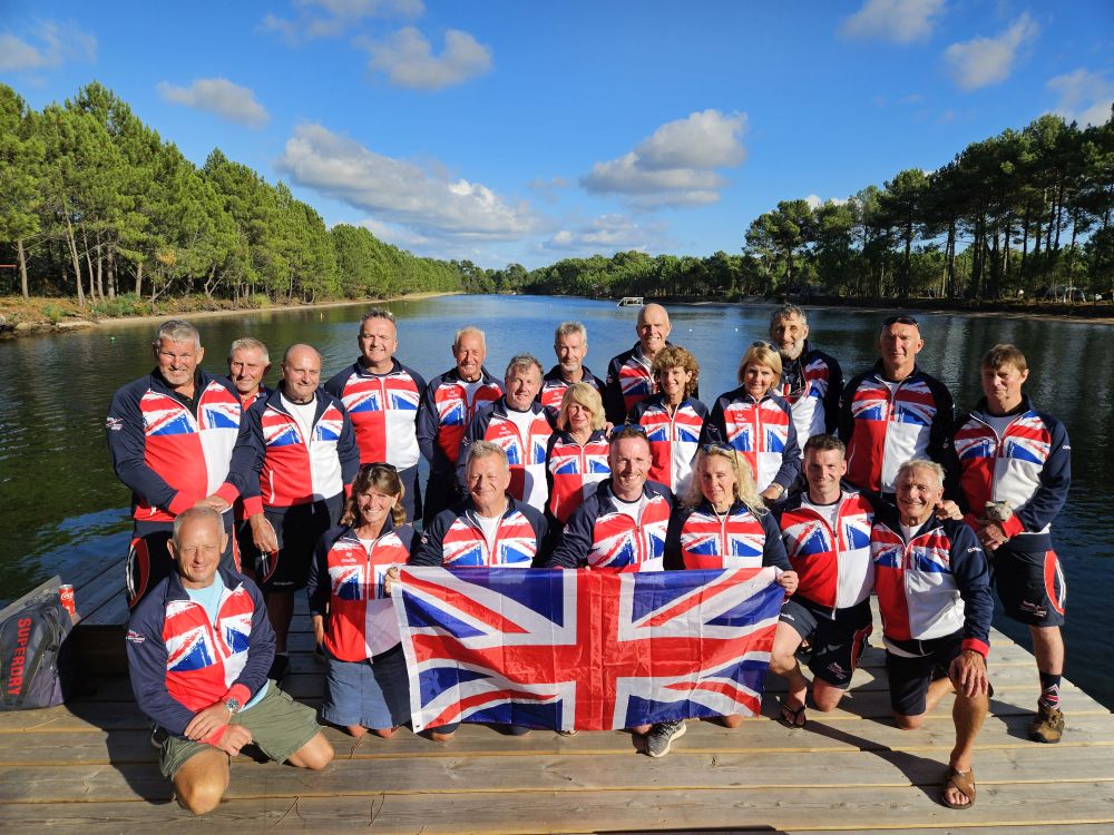 Большая часть сборной Великобритании на чемпионате Европы +35 по водным лыжам 2023 года. 