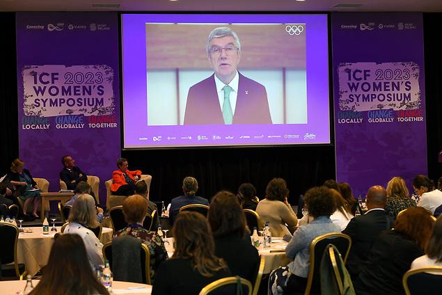 Президент Международного олимпийского комитета Томас Бах обращается к аудитории во время симпозиума ICF «Женщины в спорте» в Гранд-отеле Малахайд в Дублине.  Фото Мэтта Брауна/Sportsfile
