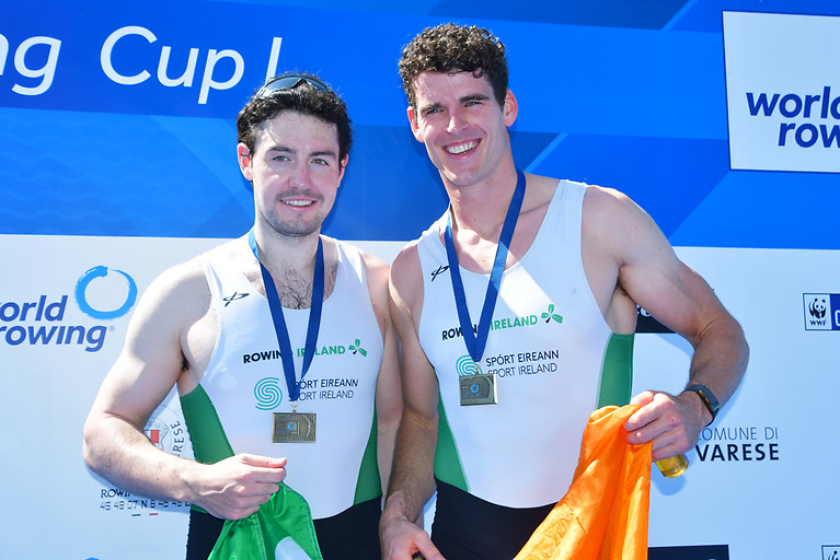 Ирландские гребцы Филип Дойл и Дайр Линч с бронзовыми медалями в мужских парах, завоеванных на Кубке мира по академической гребле в Лаго-ди-Варезе, Италия.